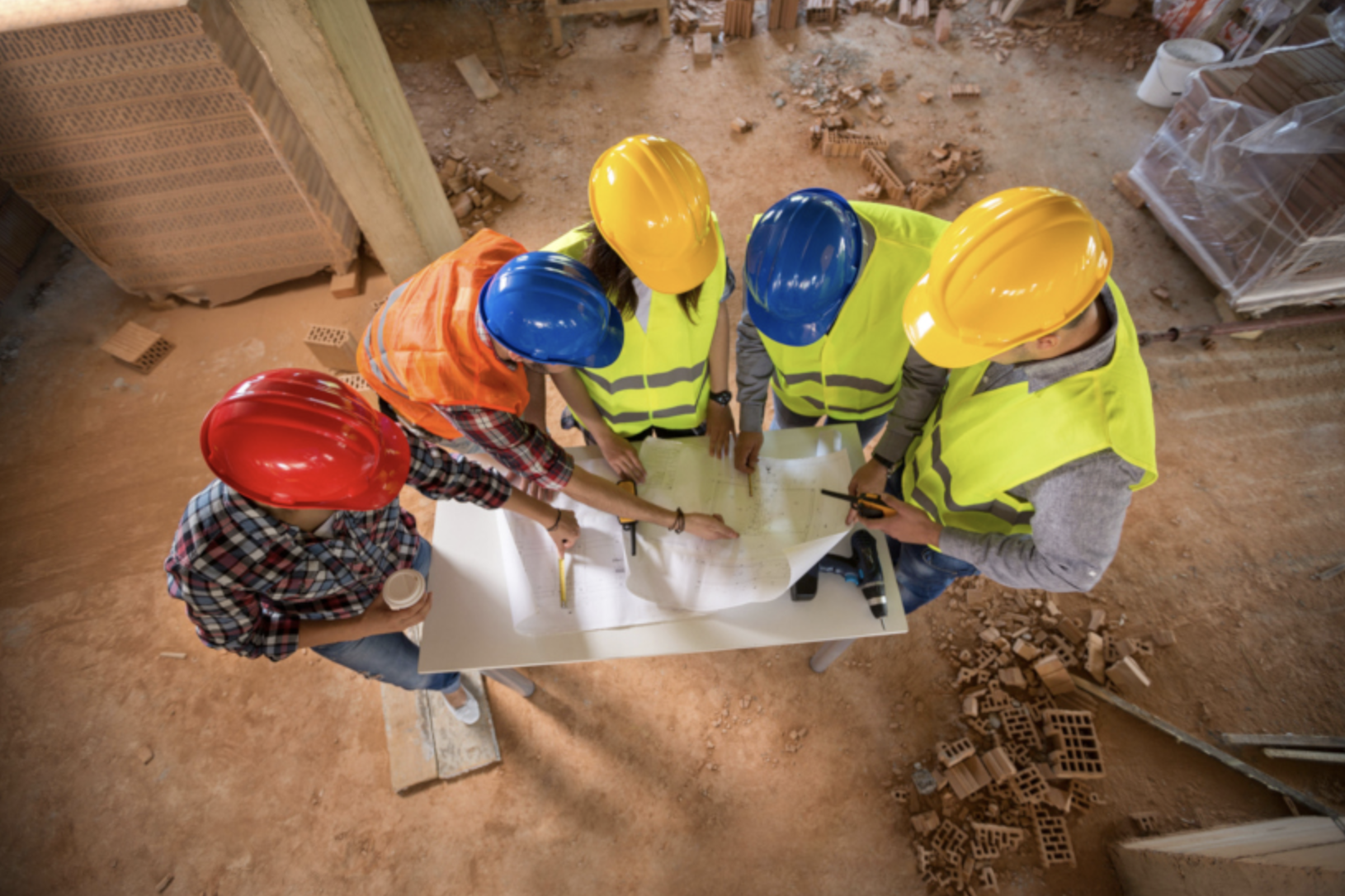 Jak oszukują nieuczciwe ekipy budowlane? Triki, niedopowiedzenia i materiałowe sztuczki