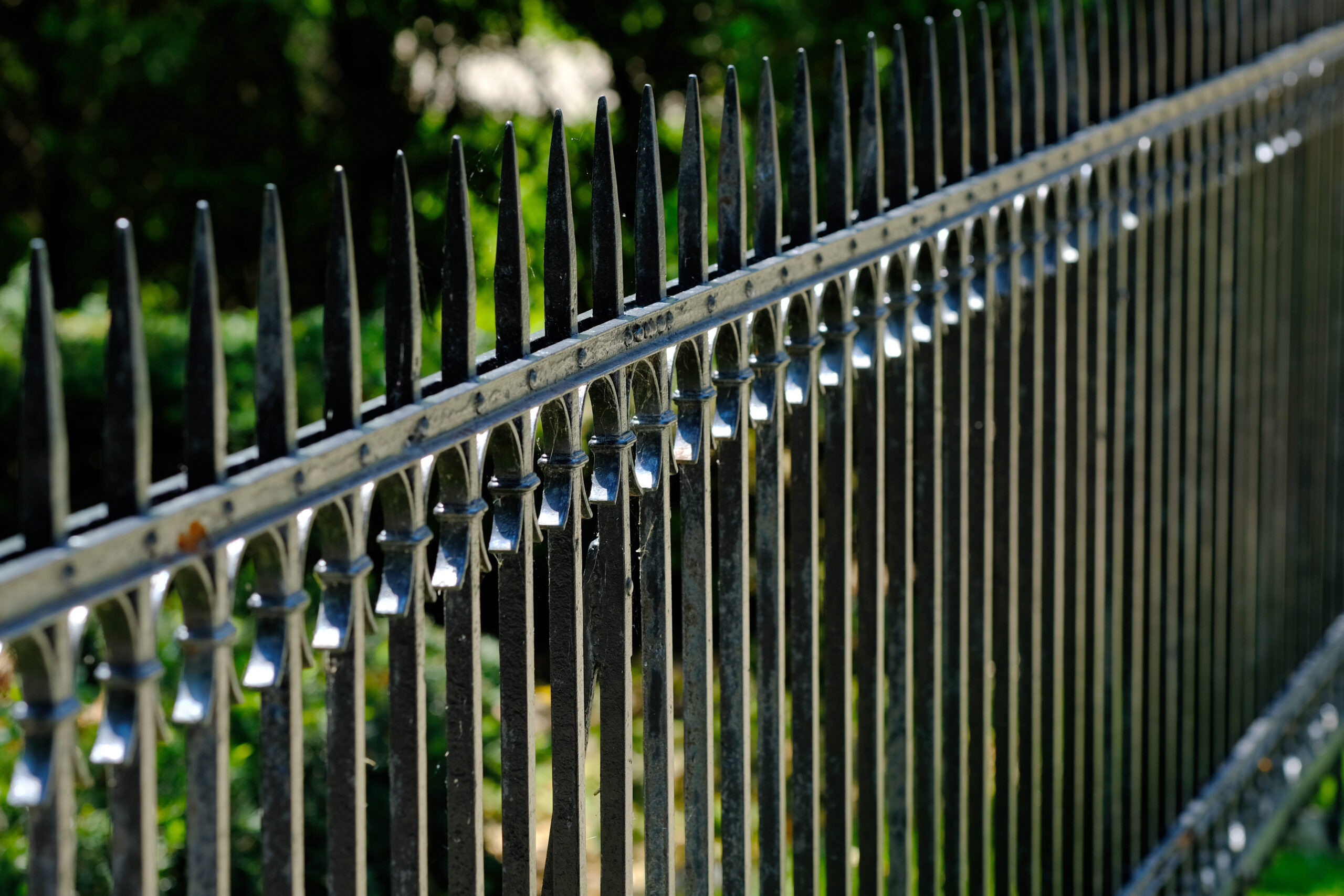 Stalowe płoty ocynkowane – trwałe i estetyczne rozwiązanie dla Twojej posesji