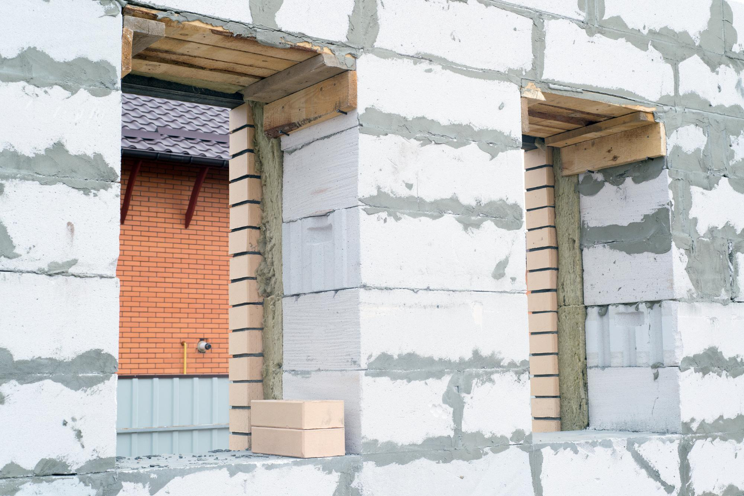 Nadproże ceramiczne w systemie murowanym – kompatybilność z pustakami ceramicznymi