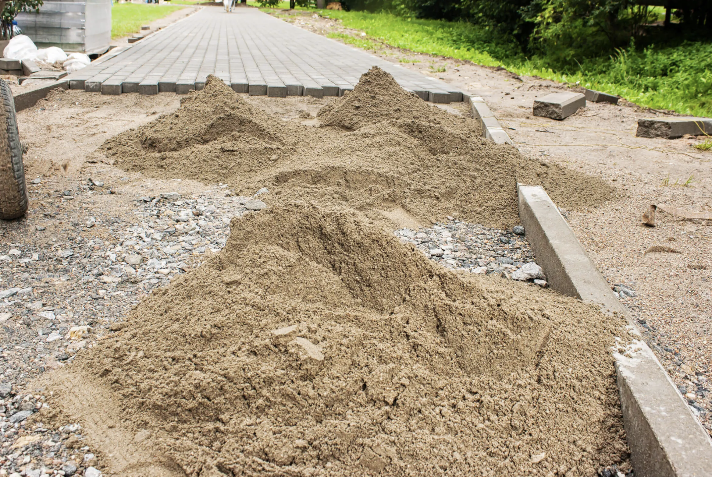 Ile piasku trzeba na m² kostki? Kalkulator, tabela, porady