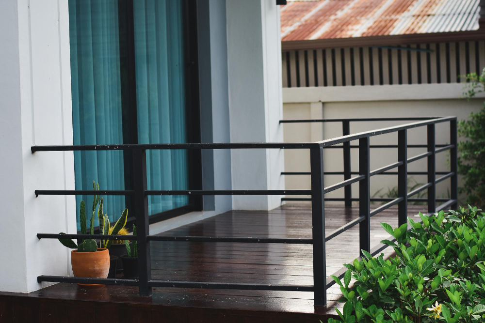 6 zalet nowoczesnych balustrad zewnętrznych – dlaczego warto postawić na metal?