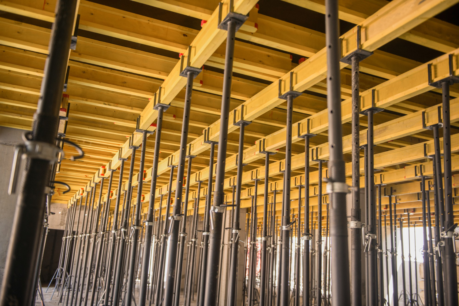 Szalunki a tempo realizacji inwestycji – w jaki sposób dobrze dobrany system skraca czas budowy?