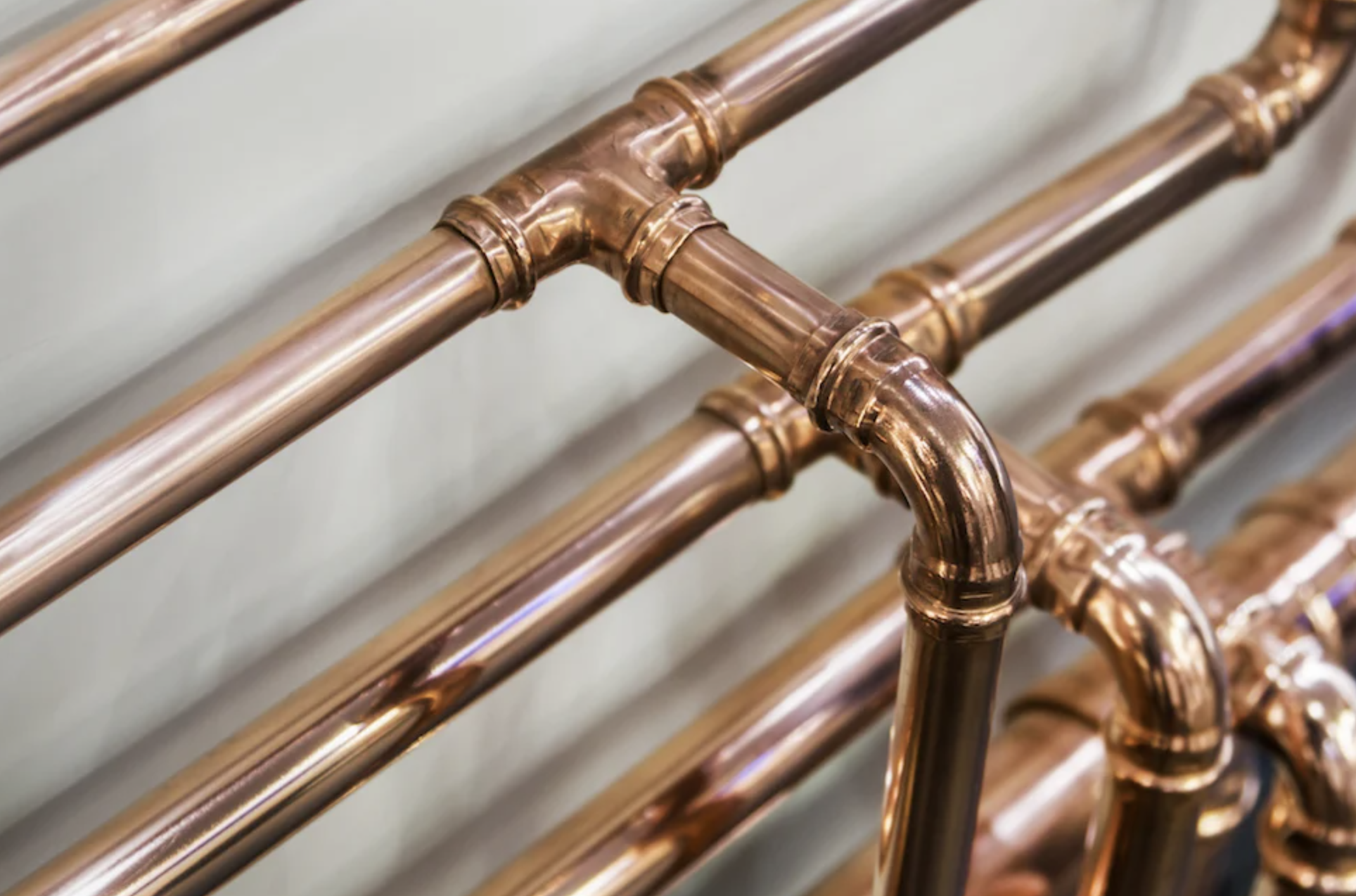 Bulgotanie w rurach przy schodzącej wodzie – co to oznacza i jak to naprawić?