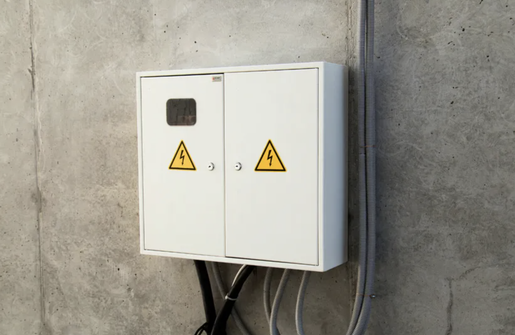 Czy skrzynka elektryczna musi być w ogrodzeniu? Przepisy i praktyka