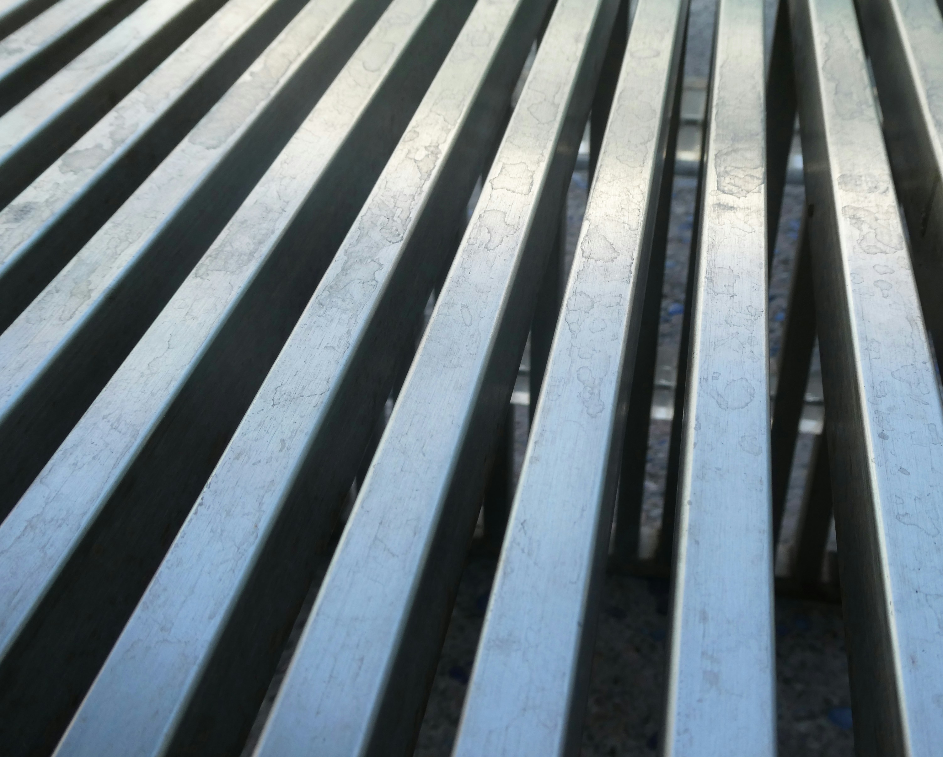 Przewodnik po zamkniętych profilach stalowych: zastosowania i korzyści