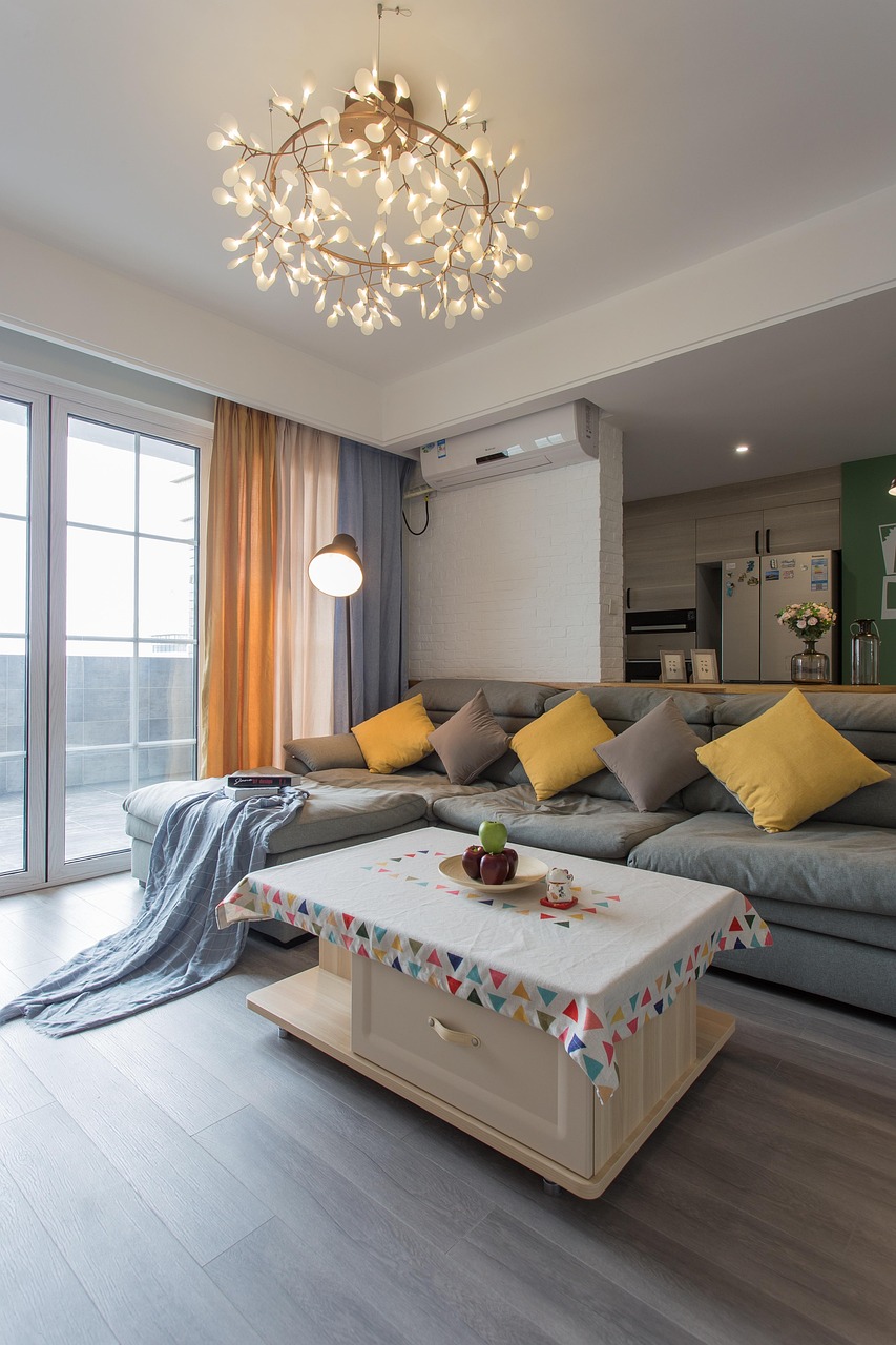 Sekret niesamowitego wnętrza! Jak światło i koce uczynią Twój salon najbardziej przytulnym miejscem na ziemi