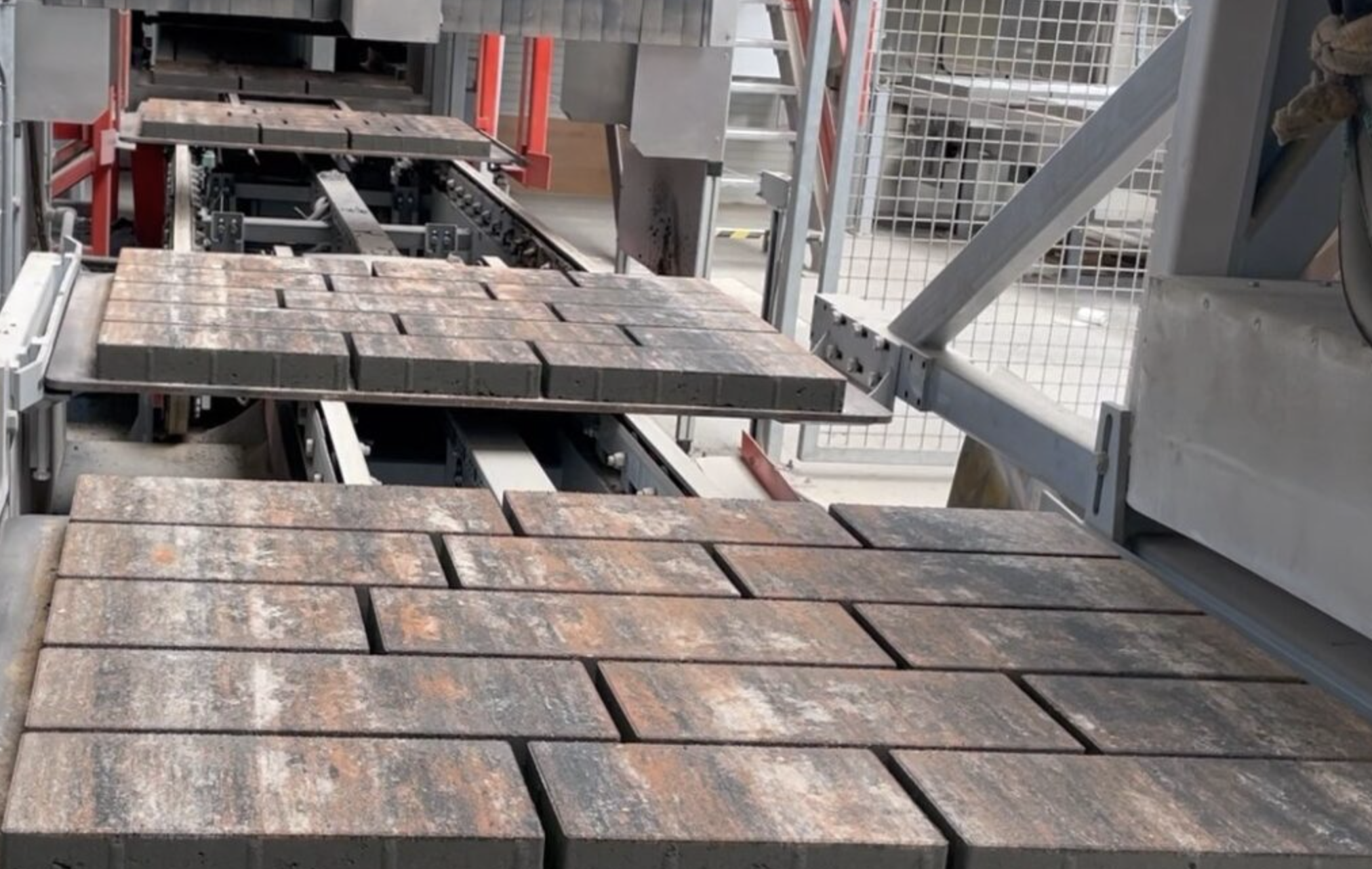 Proces produkcji kostki brukowej – jak to wygląda i z czego się ją robi?