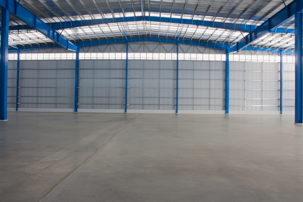 Dlaczego hale z płyty warstwowej to przyszłość przemysłu? Rola generalnego wykonawcy w realizacji nowoczesnych obiektów