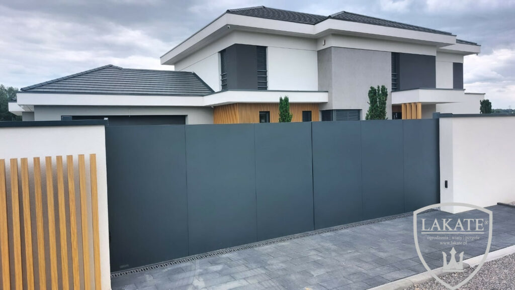 dwie bramy przesuwne w linii ogrodzenia
