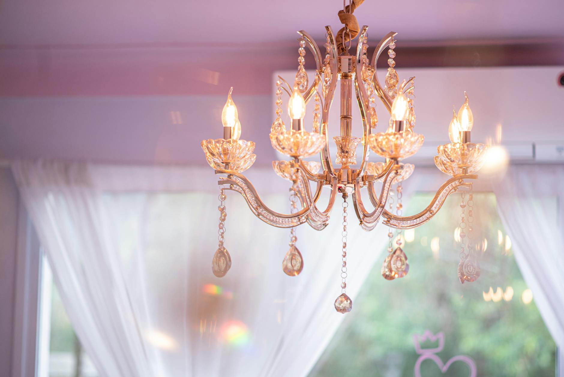 Żyrandole kryształowe – do jakich stylów wnętrz pasują najbardziej?