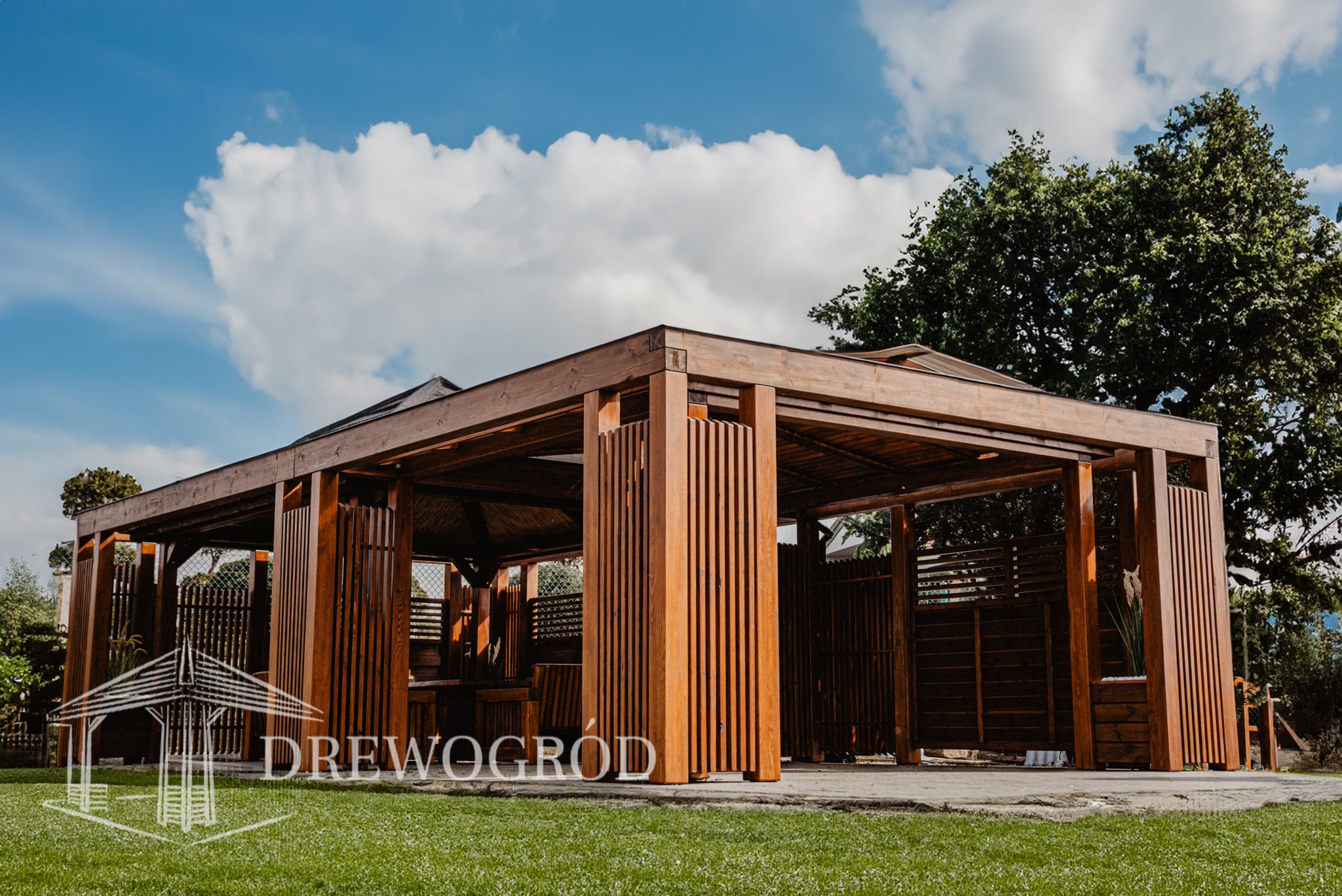 Altany ogrodowe drewniane: ile kosztują, jak powstają i z czego są wykonane?