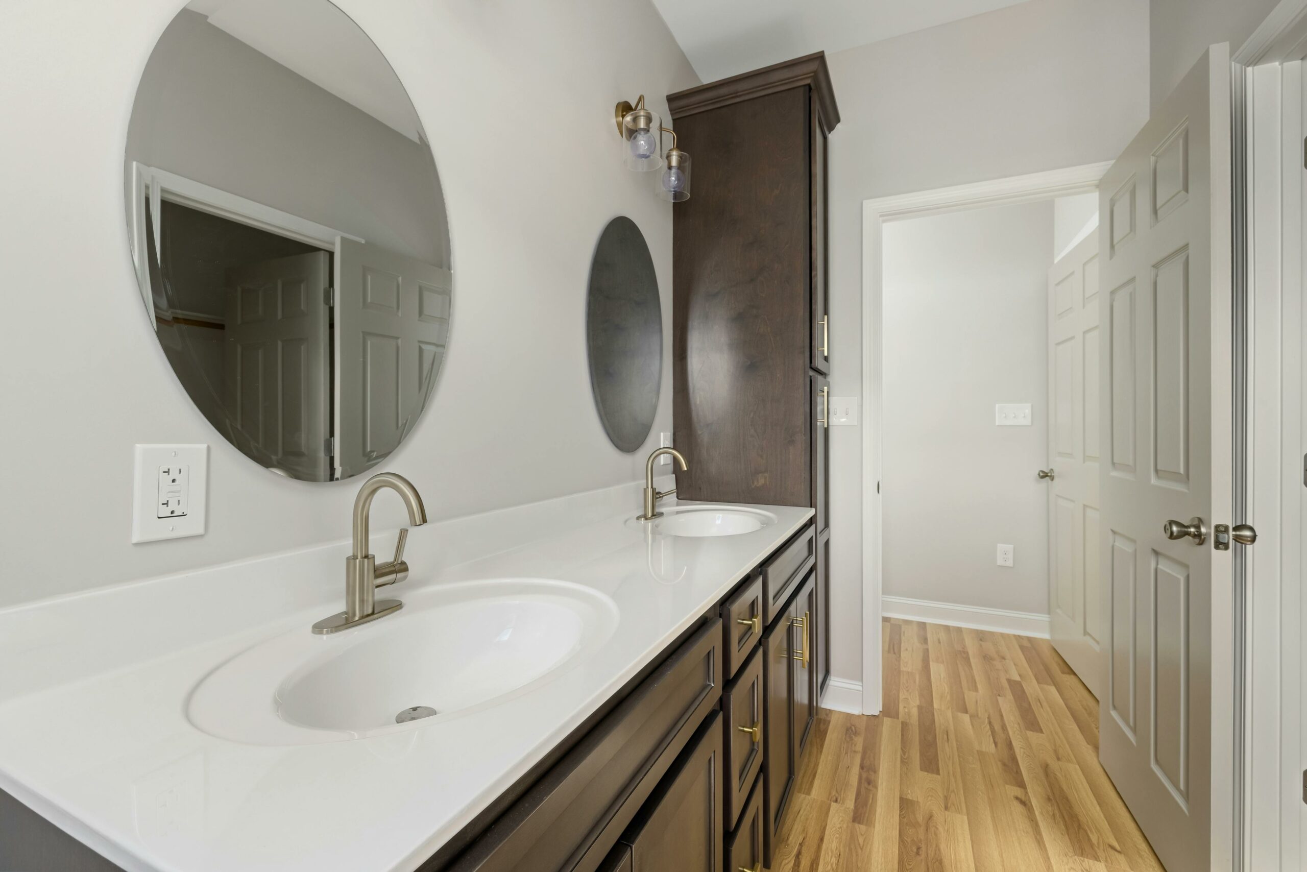 Dwie umywalki czy jedna centralna? Znajdź swój ideał na szafkę pod umywalkę 120 cm