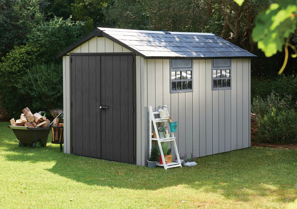 duży szary domek narzędziowy