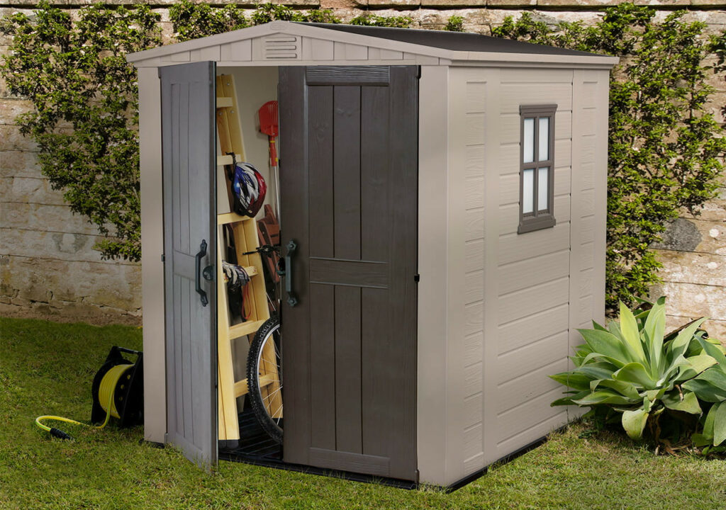 mały szary domek na narzędzia