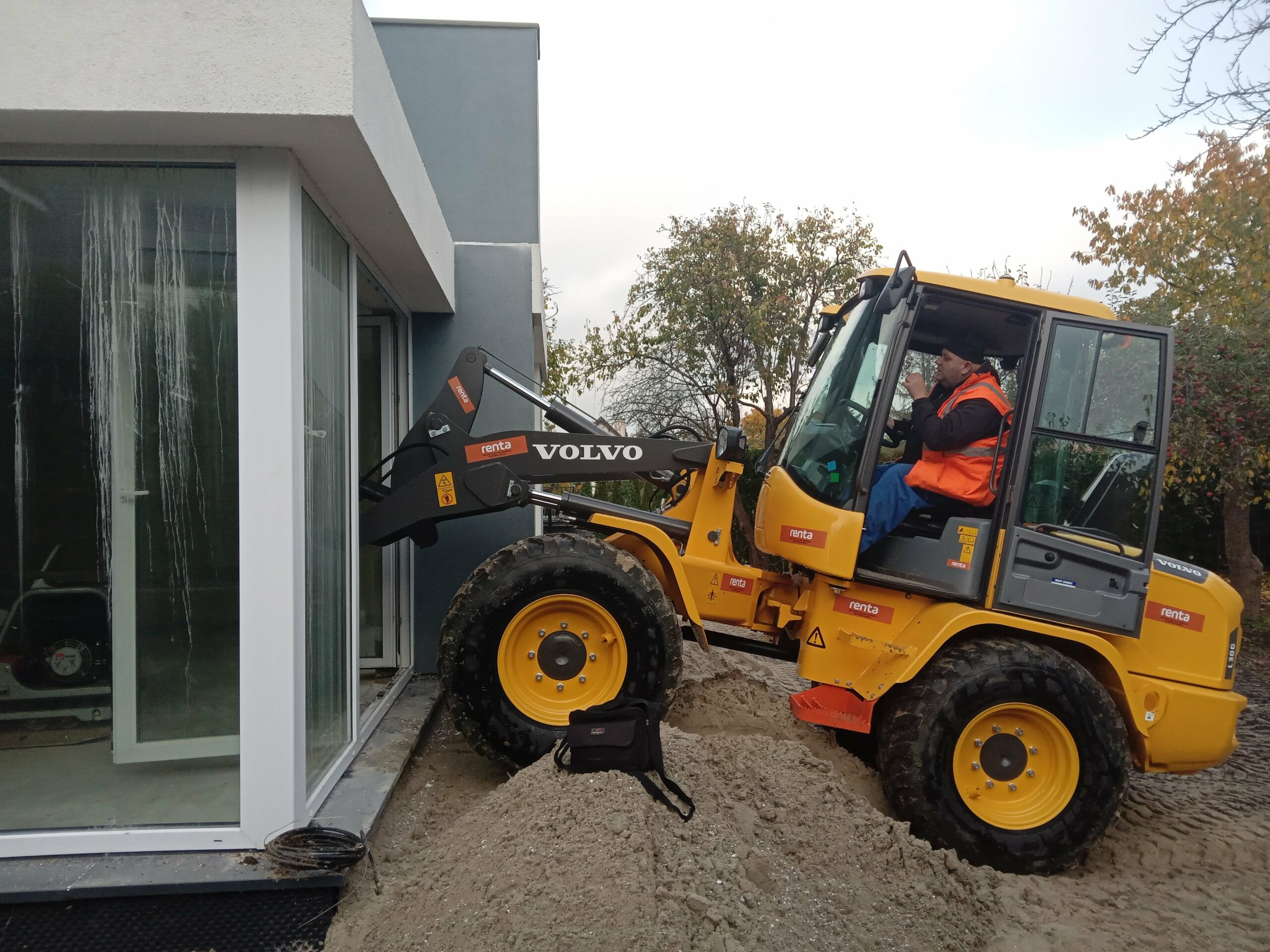 Budowa domu systemem gospodarczym – jak mądrze wynajmować sprzęt, by zaoszczędzić tysiące złotych?