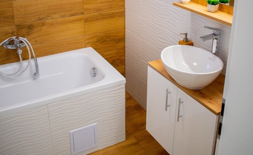 Płaski syfon a grubość wylewki. Case study remontu łazienki