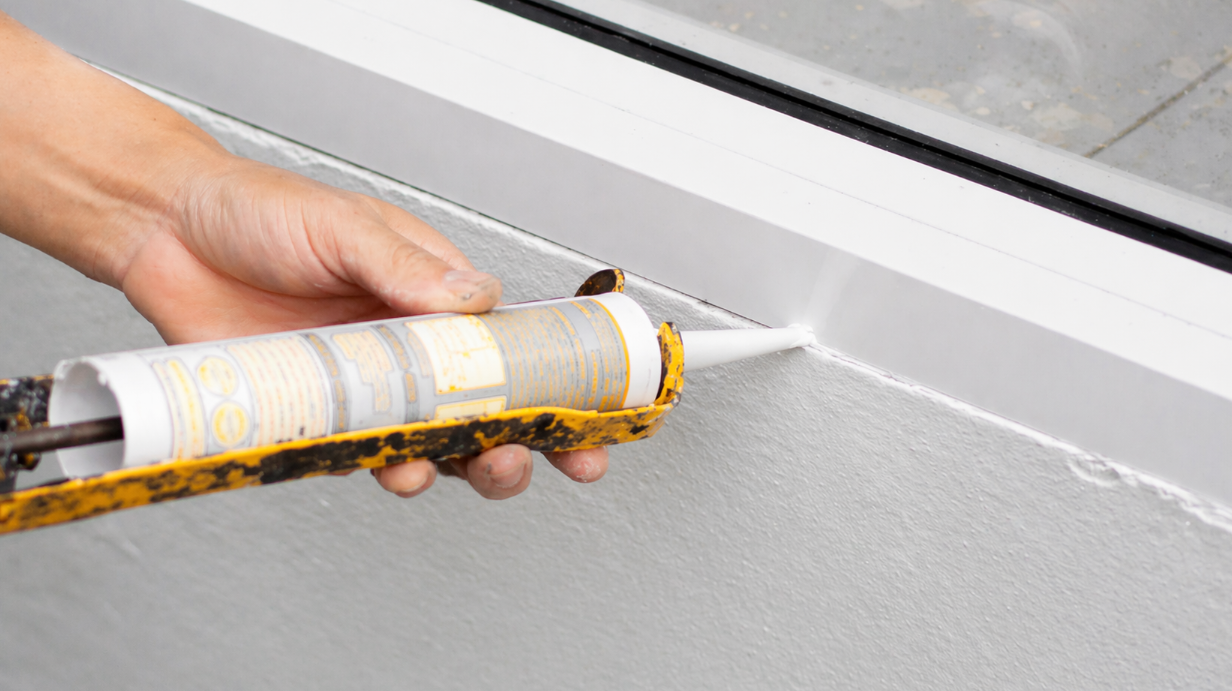 Jak uszczelnić okno plastikowe przy parapecie?