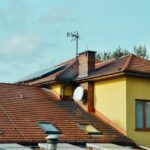 Dach domu jednorodzinnego z instalacją fotowoltaiczną