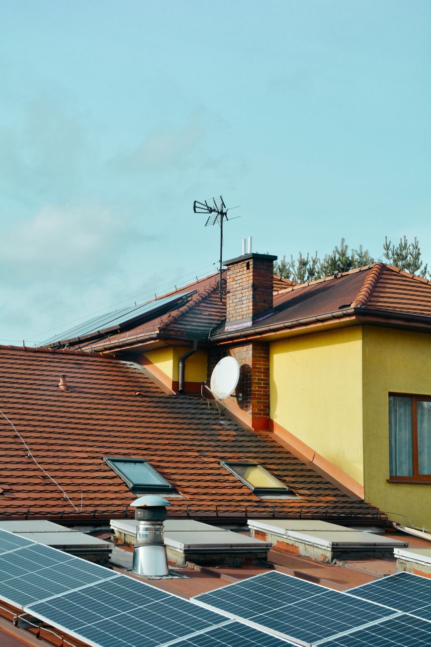 Dach domu jednorodzinnego z instalacją fotowoltaiczną