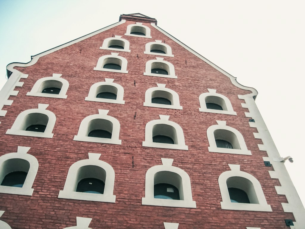 Architektura mieszkaniowa w Toruniu. Czym różnią się współczesne koncepcje od układów z minionych dekad?