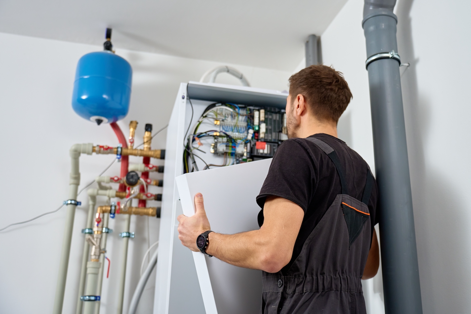 Technician,Open,Control,Panel,With,Internal,Wiring,To,Inspecting,Heat