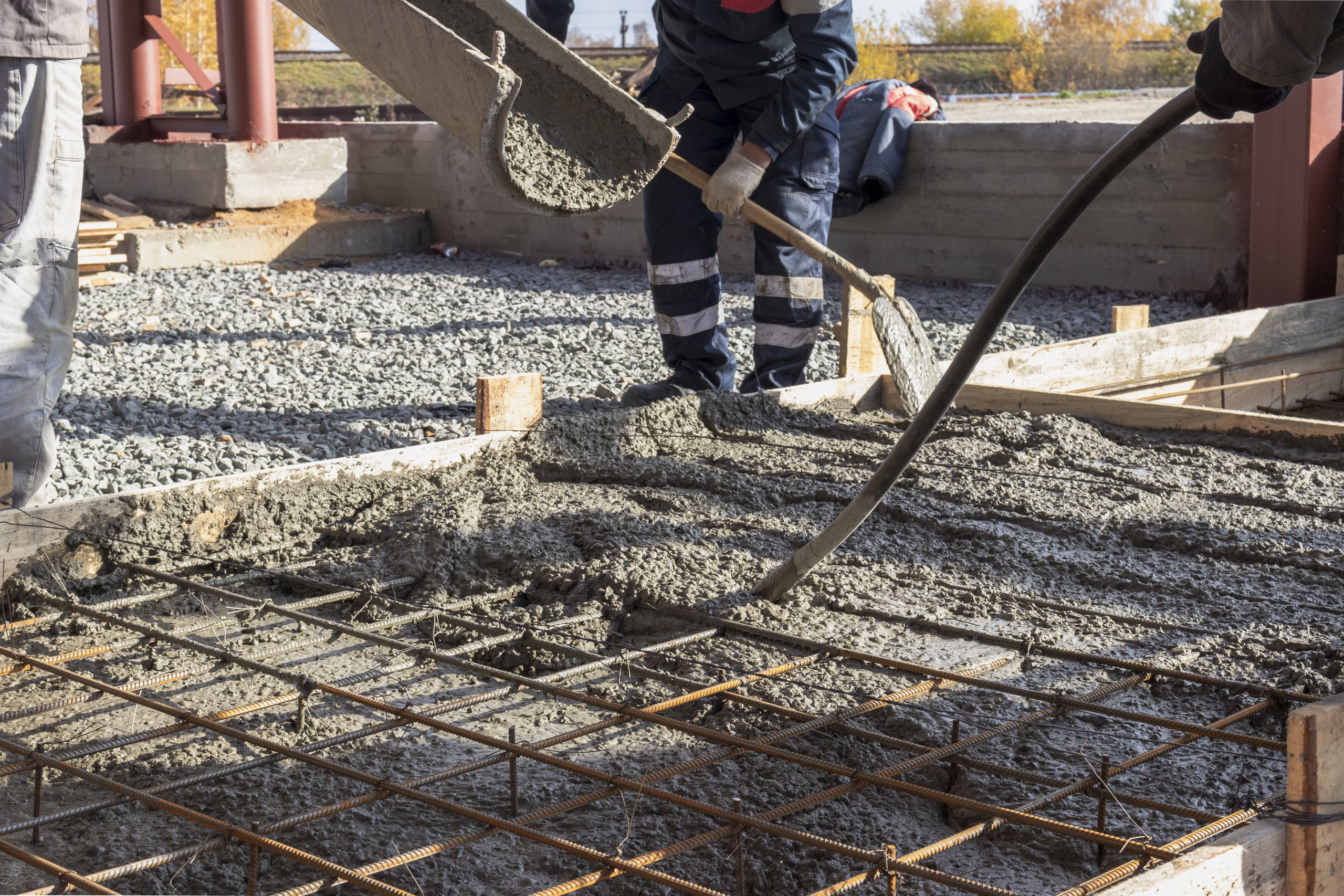 Jak prawidłowo pielęgnować świeży beton latem i zimą? 5 błędów, które niszczą płytę fundamentową