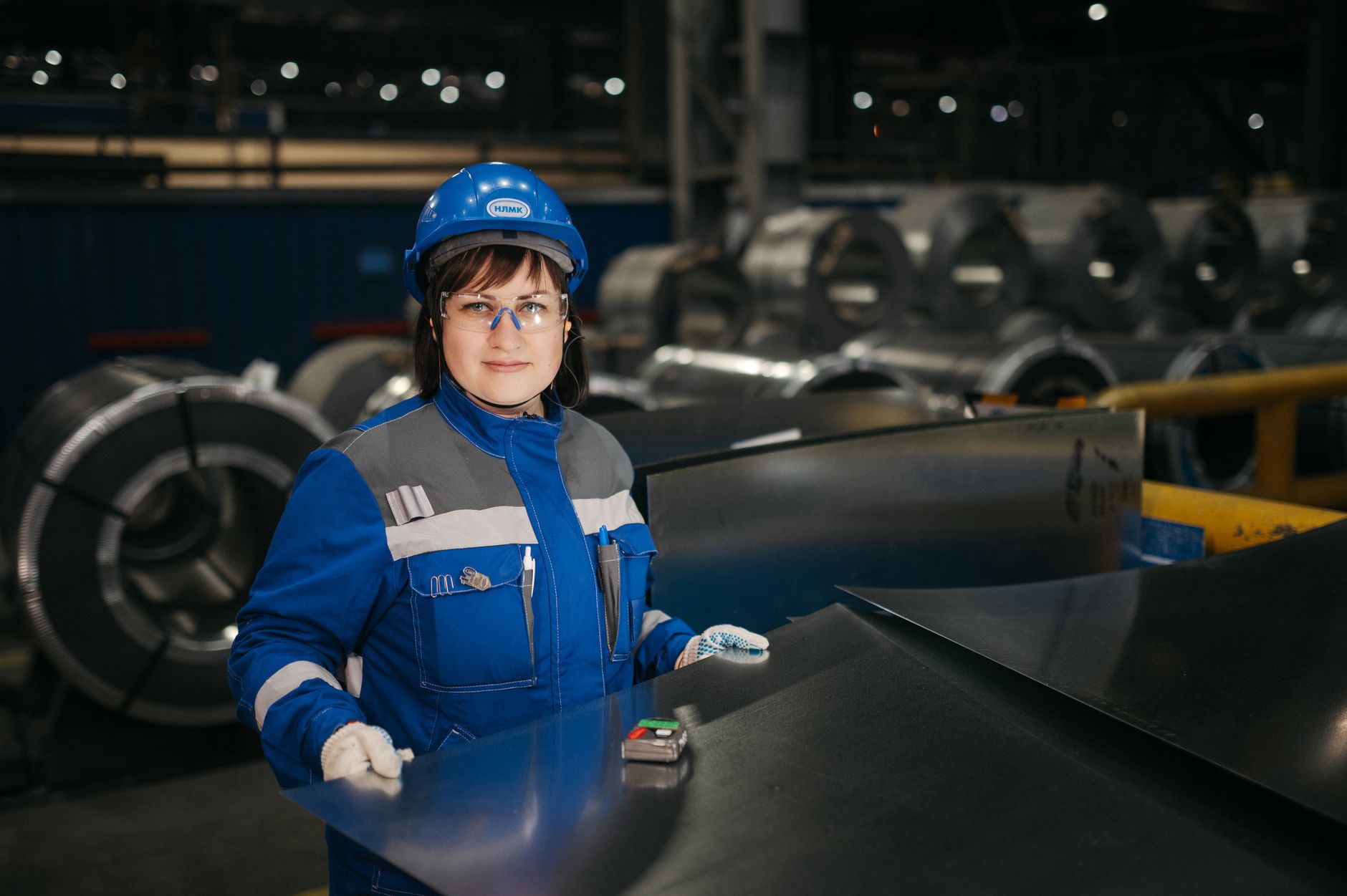 Kobiecy punkt widzenia na odzież BHP. Jak dopasować fason ogrodniczek i uniformu do damskiej sylwetki, nie tracąc na ochronie?